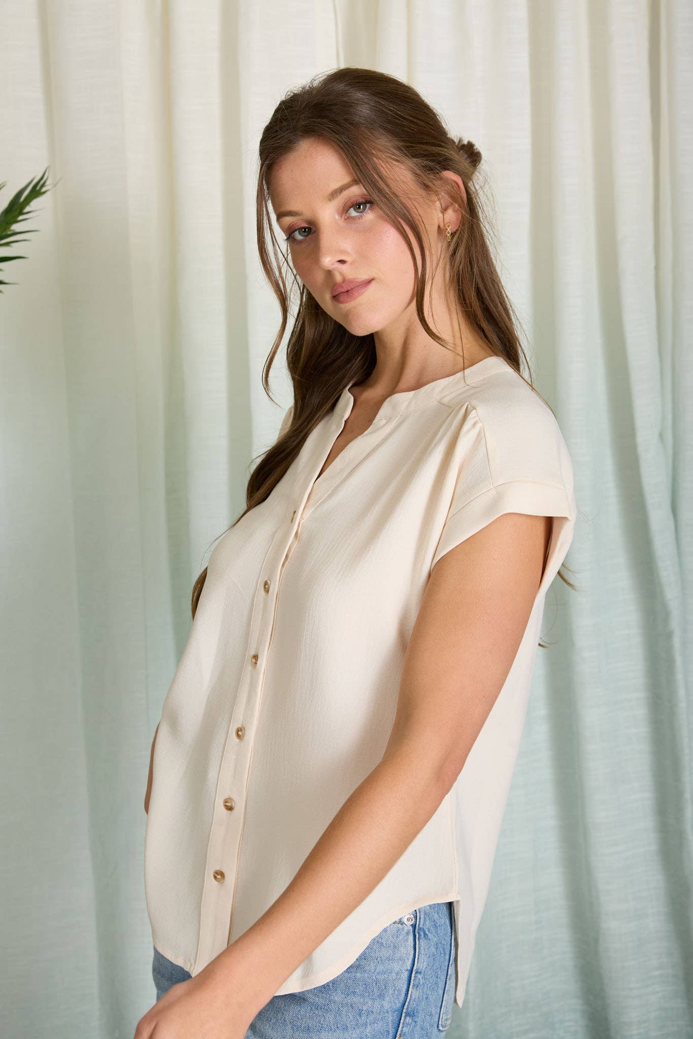 CUFFED SLEEVE BUTTON DOWN LIGHTWEIGHT TOP: WHITE