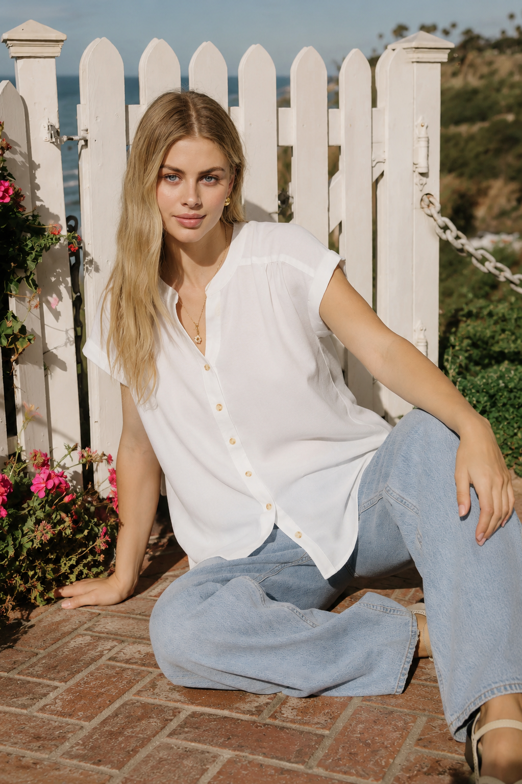 CUFFED SLEEVE BUTTON DOWN LIGHTWEIGHT TOP: WHITE