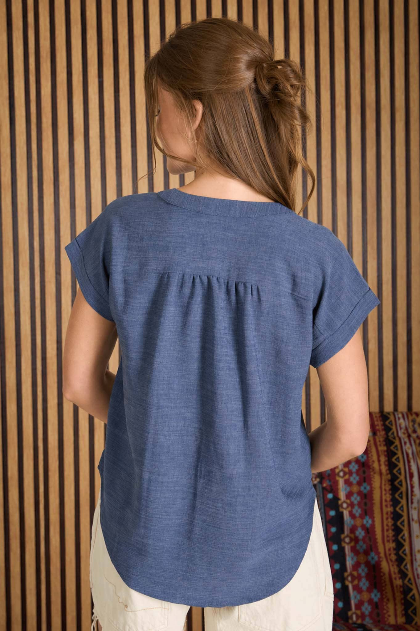 CUFFED SLEEVE BUTTON DOWN LIGHTWEIGHT TOP: WHITE