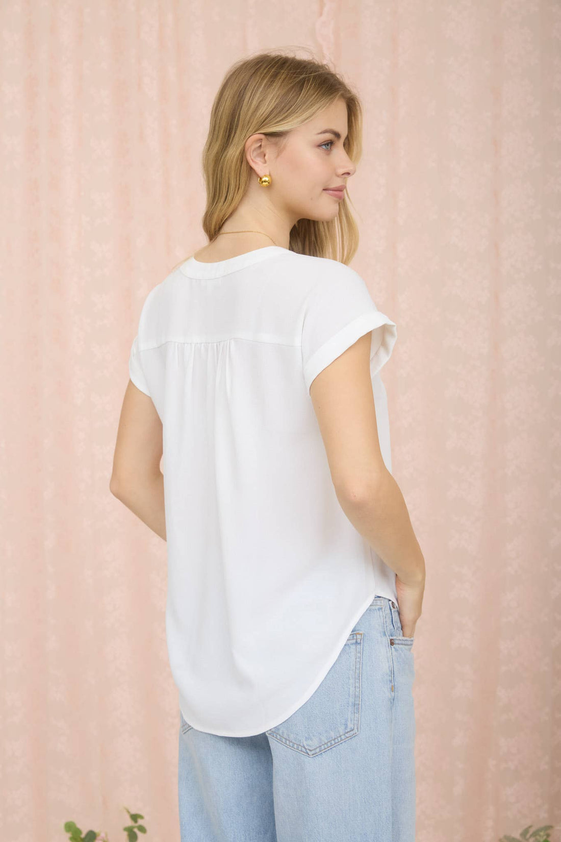 CUFFED SLEEVE BUTTON DOWN LIGHTWEIGHT TOP: WHITE