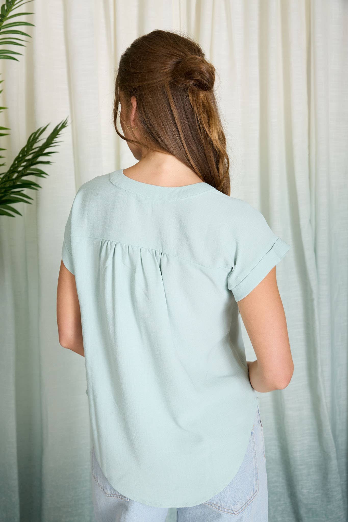 CUFFED SLEEVE BUTTON DOWN LIGHTWEIGHT TOP: WHITE