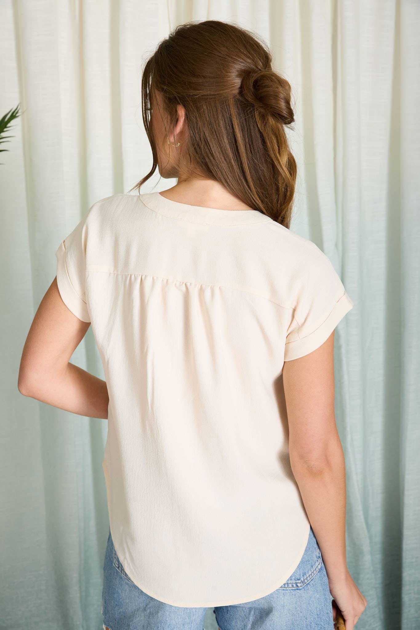 CUFFED SLEEVE BUTTON DOWN LIGHTWEIGHT TOP: WHITE