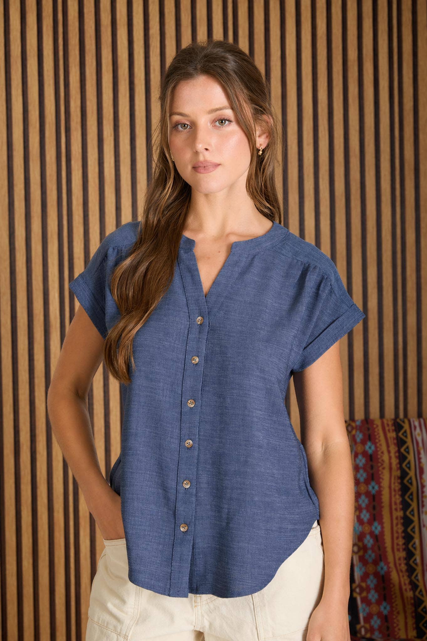 CUFFED SLEEVE BUTTON DOWN LIGHTWEIGHT TOP: WHITE