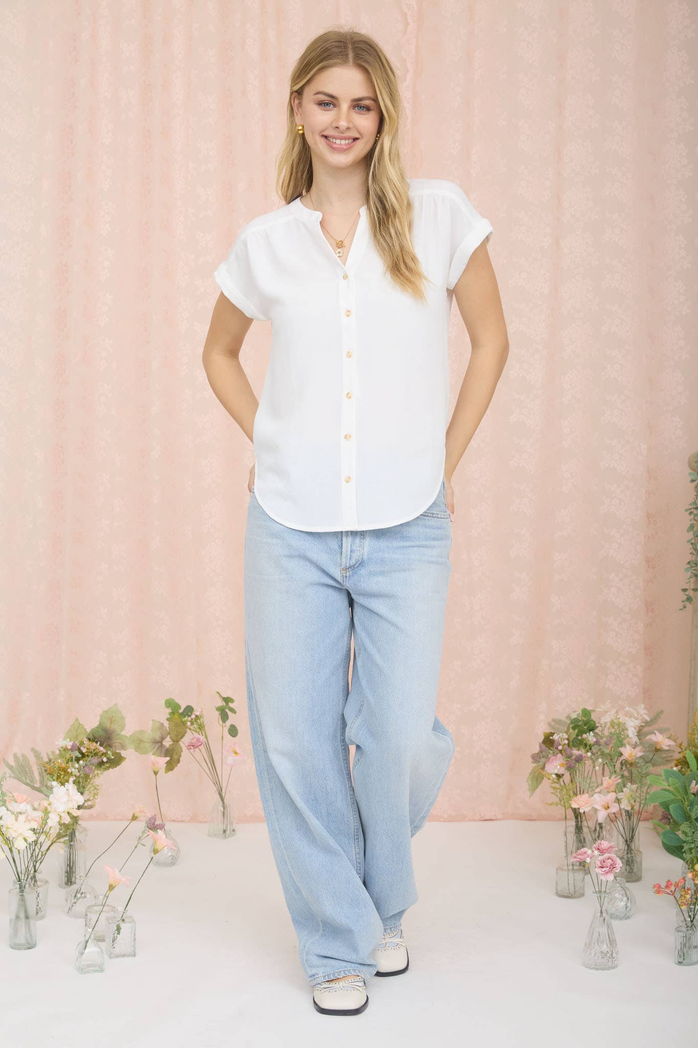 CUFFED SLEEVE BUTTON DOWN LIGHTWEIGHT TOP: WHITE