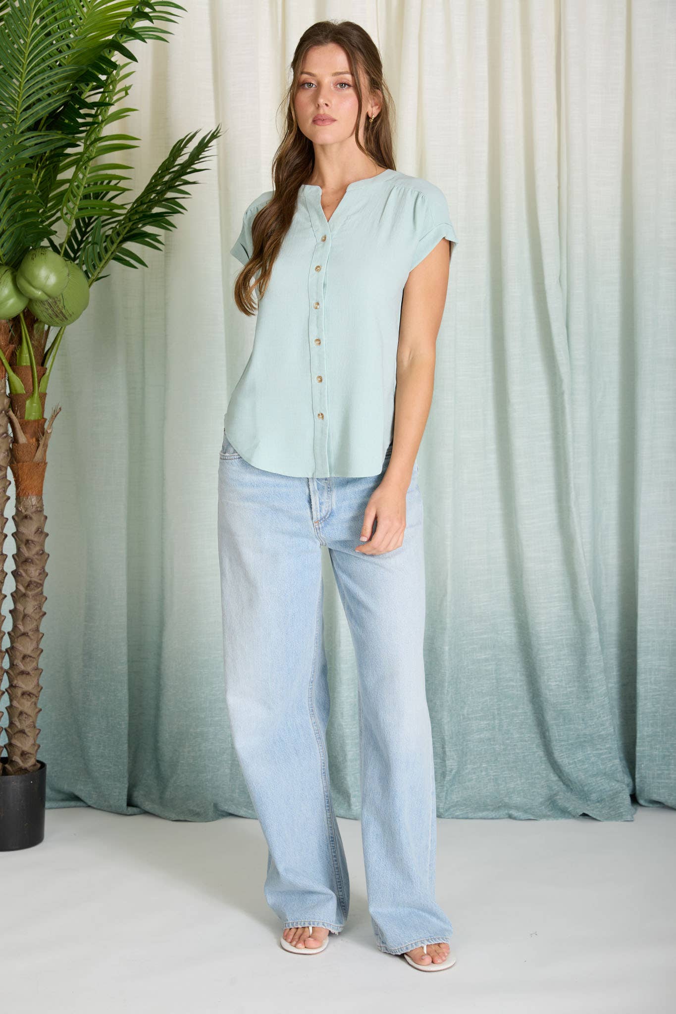 CUFFED SLEEVE BUTTON DOWN LIGHTWEIGHT TOP: WHITE