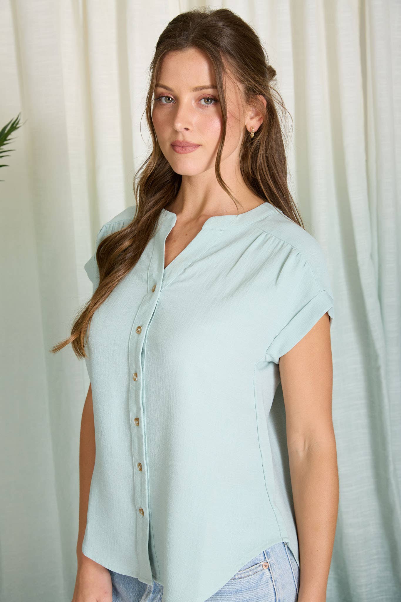 CUFFED SLEEVE BUTTON DOWN LIGHTWEIGHT TOP: WHITE