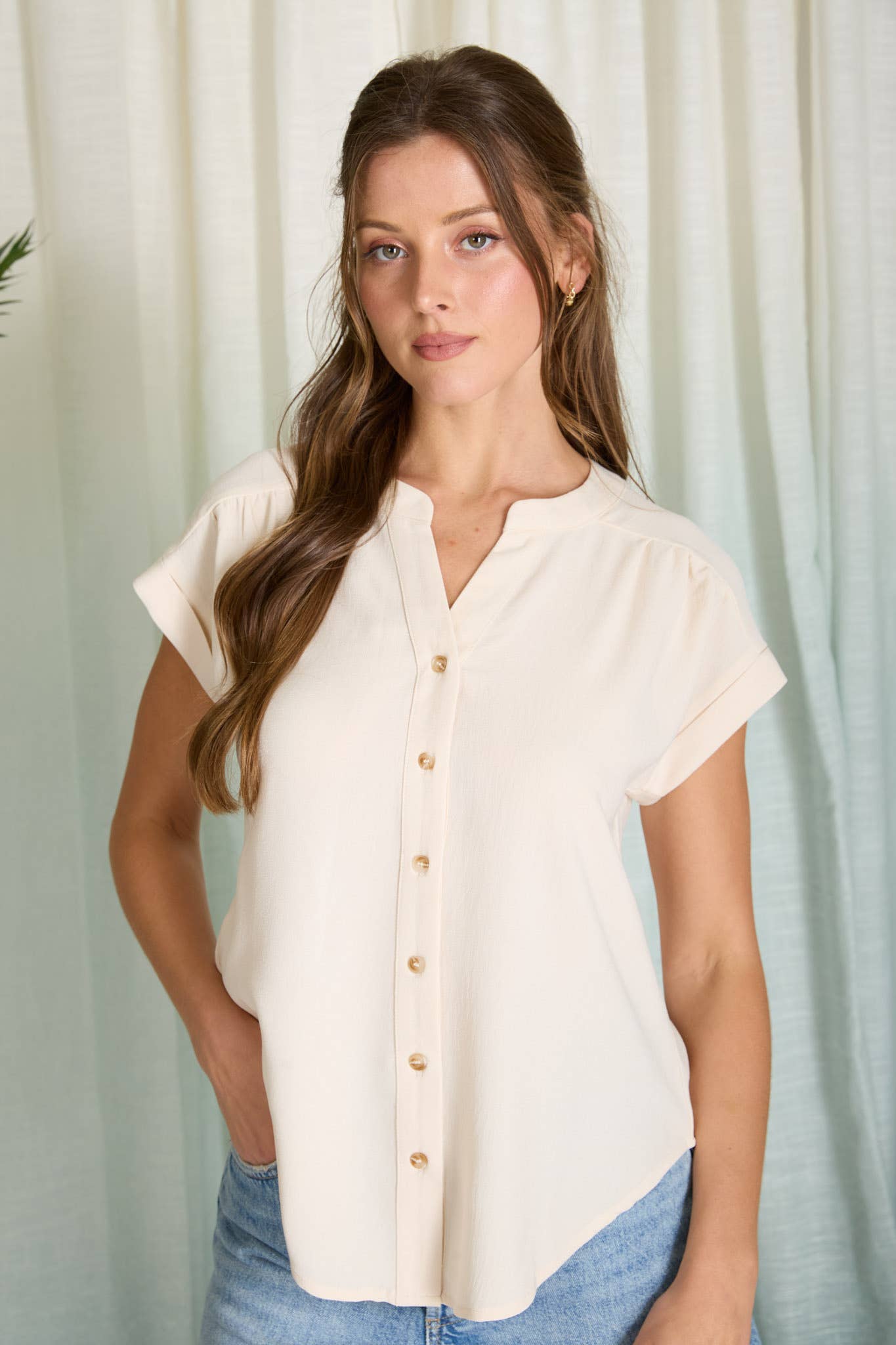 CUFFED SLEEVE BUTTON DOWN LIGHTWEIGHT TOP: WHITE